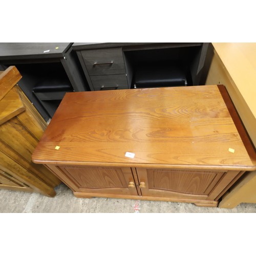 569 - Glasswells entertainment unit