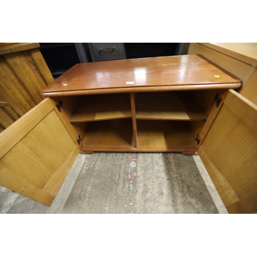 569 - Glasswells entertainment unit