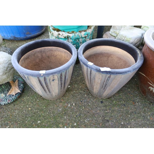 56 - 2 x garden pots