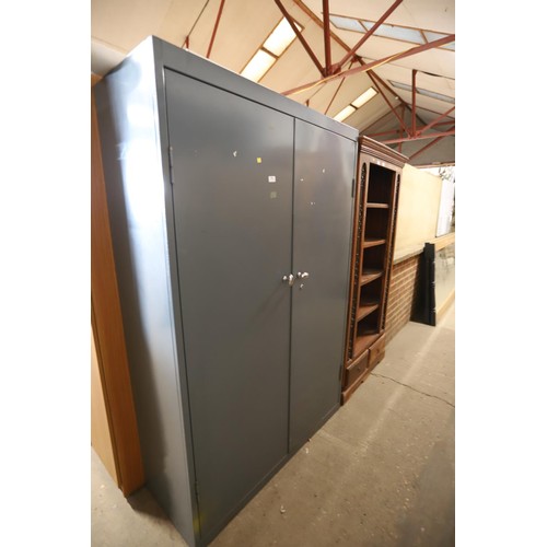 581 - Large double door metal locker