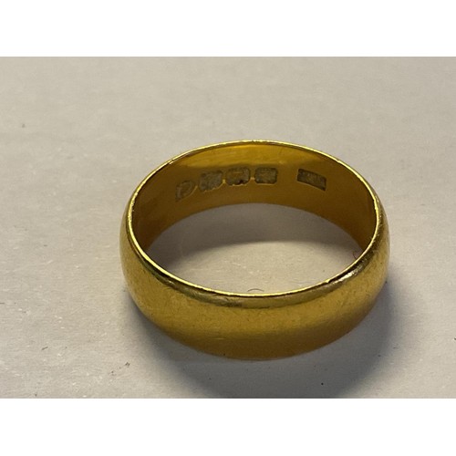 385 - 22ct gold wedding band - 7gms total