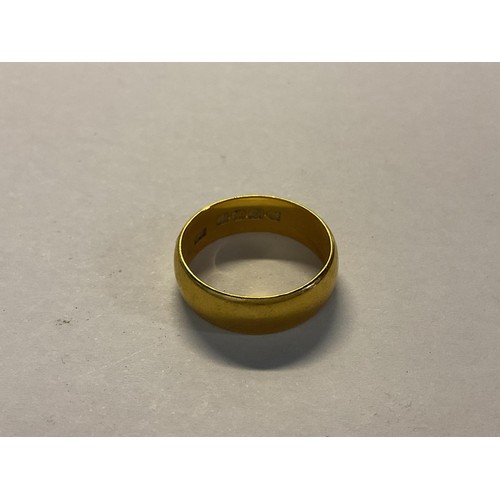 385 - 22ct gold wedding band - 7gms total