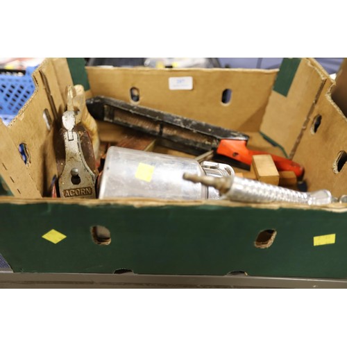 187 - Compressed air spray gun & mixed tools in box