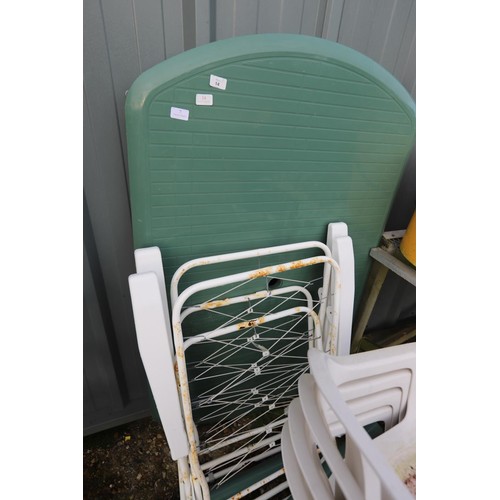 7 - Garden table/chairs