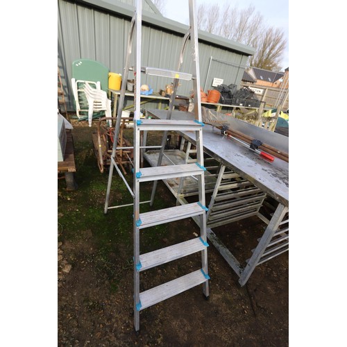 34 - Aluminium step ladder