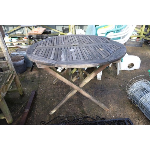 39 - Round wooden table