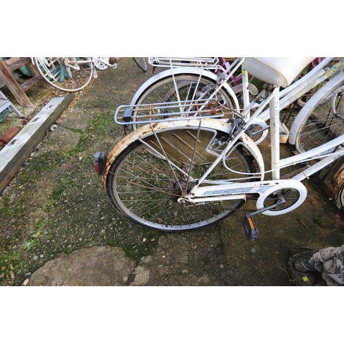 55 - Ladies bike white with shopping basket