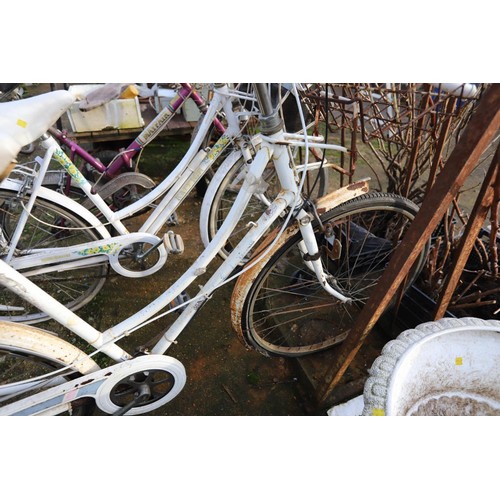 55 - Ladies bike white with shopping basket