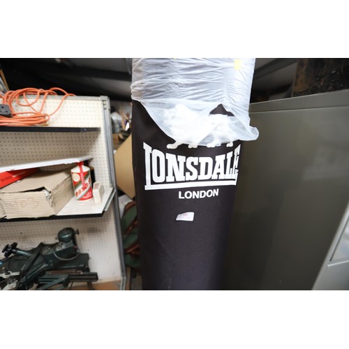 68 - lonsdale boxing bag