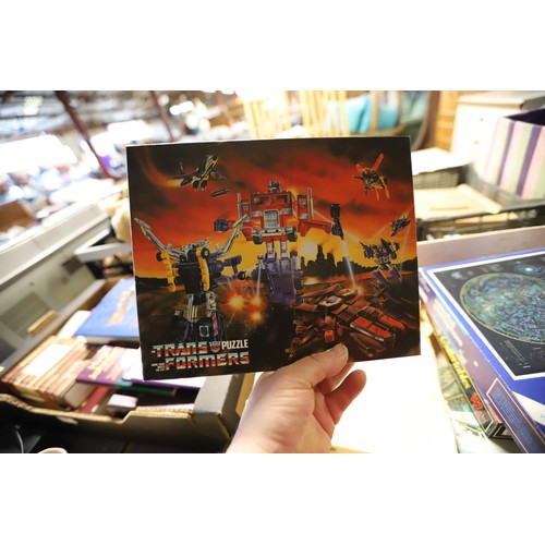 192 - Tray of puzzles, incl 1986 transformers puzzle