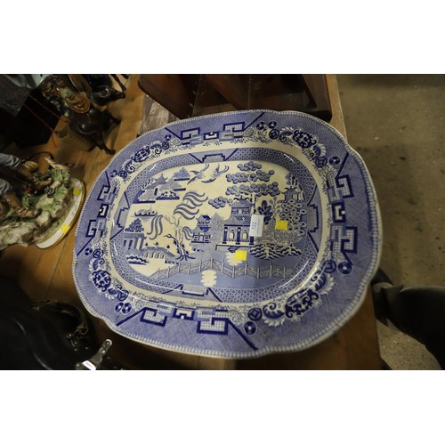 318 - Large willow pattern meat plate, a/f