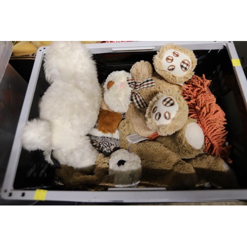 228 - Tray with collectable bears, etc