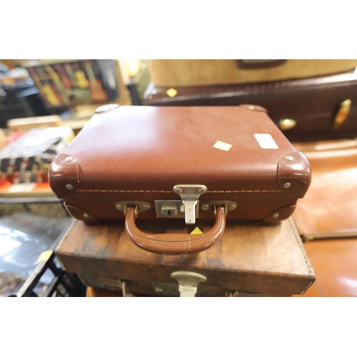 275 - Various leather & other cases, incl Samsonite