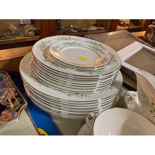 522 - Part Wedgewood dinner service 