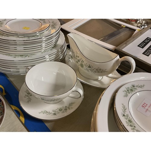 522 - Part Wedgewood dinner service 