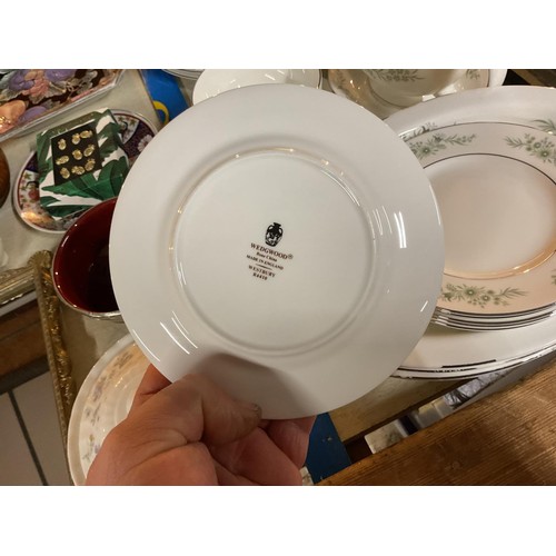 522 - Part Wedgewood dinner service 