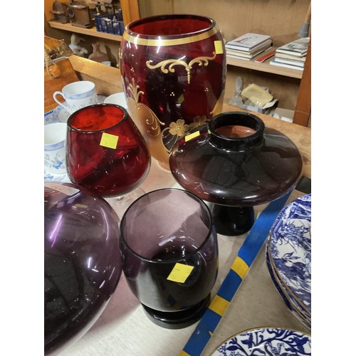 532 - Selection of coloured glassware