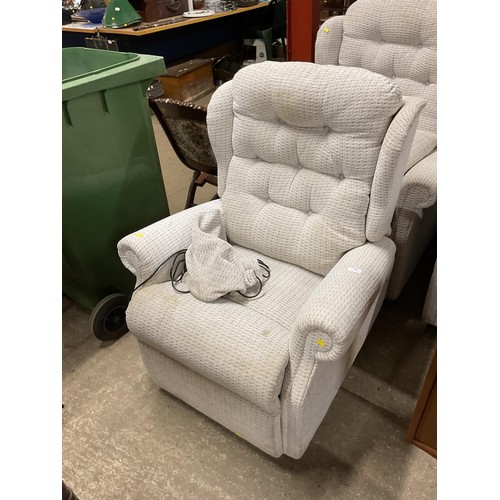 548 - Electric 2-seater sofa & 2 reclining chairs - warranted until 12 noon Tuesday following the above sa... 