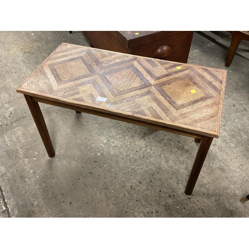 551 - Wooden coffee table