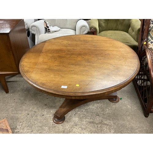 552 - Victorian tilt top coffee table