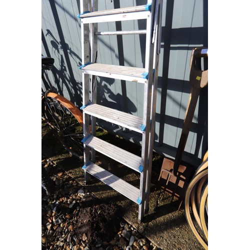 11 - Set of aluminum steps