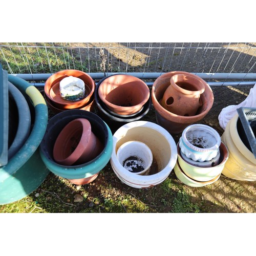 24 - Qty of garden pots