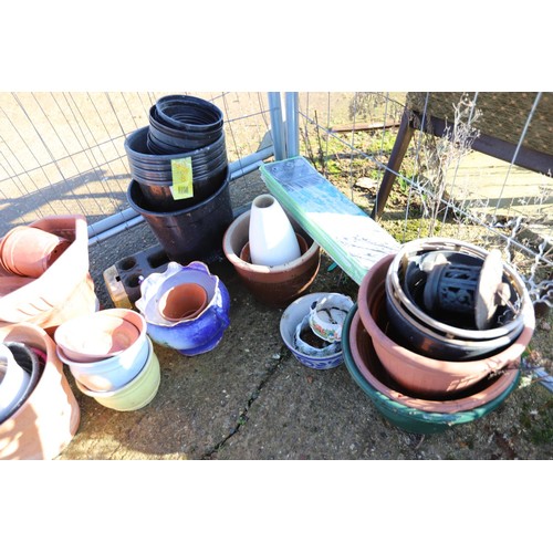 24 - Qty of garden pots