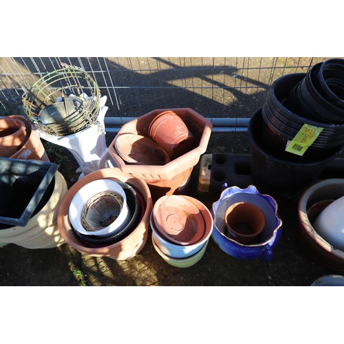 24 - Qty of garden pots