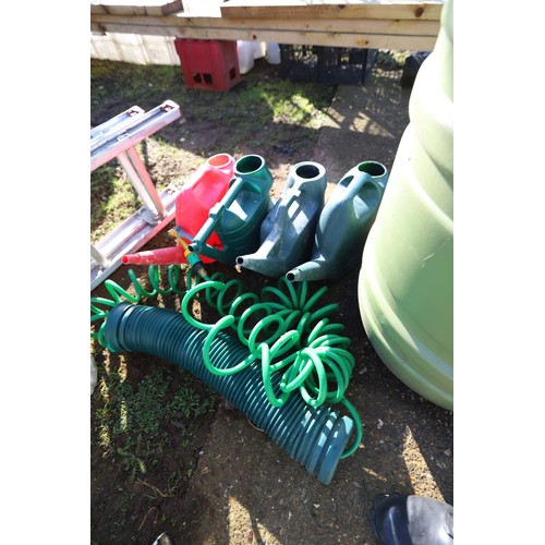 32 - 4 watering cans & hose pipe