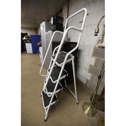 92 - White stepladder