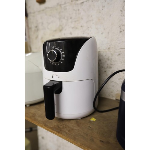 117 - Air fryer & bread maker - warranted until noon Tuesday following the above sale