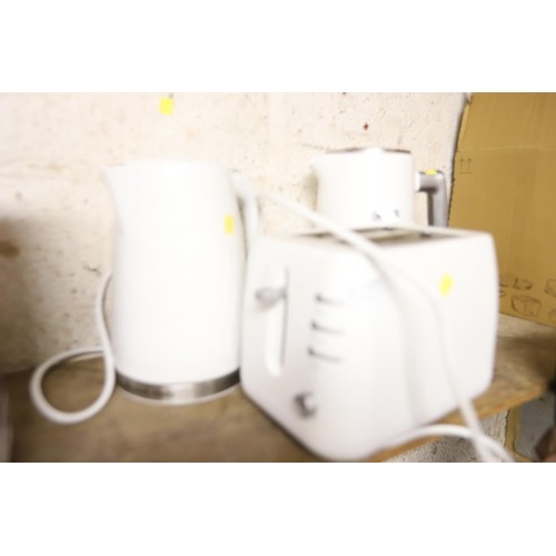 120 - 2 kettles & toaster - warranted until 12 noon Tuesday following the above sale