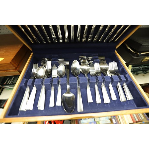 181 - Viners canteen of cutlery in wooden case