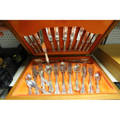 182 - Canteen of cutlery in wooden case