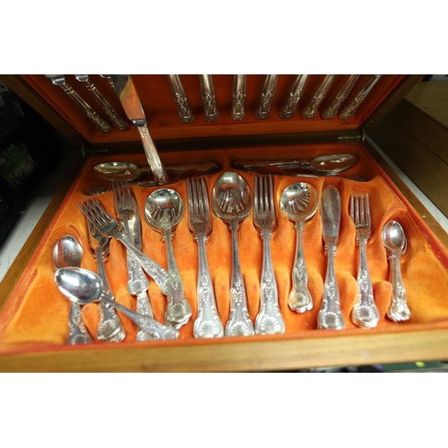 182 - Canteen of cutlery in wooden case