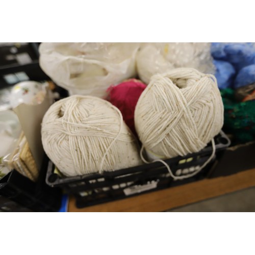 222 - Qty of wool & yarn