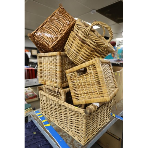 255 - Job lot of baskets