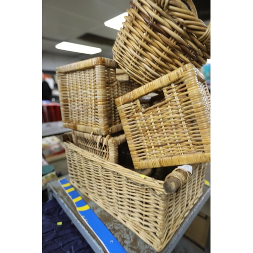 255 - Job lot of baskets