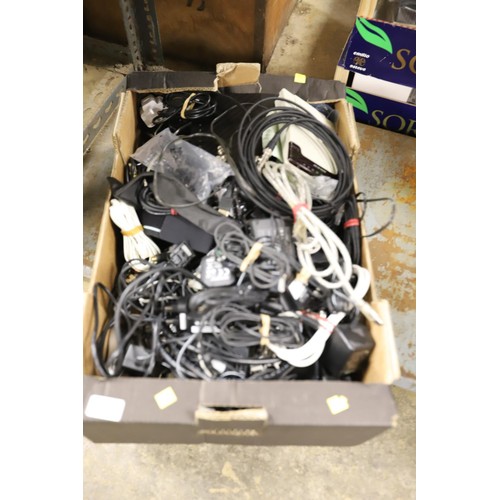 257 - Large box of mixed computer leads & accessories