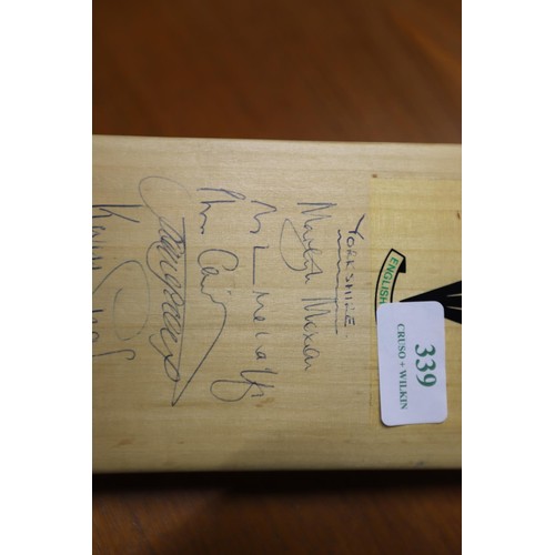 339 - Duncan Fearnley signed cricket bat - Yorkshire & Hampshire, incl Robin smith/David Gower, etc