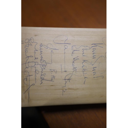 339 - Duncan Fearnley signed cricket bat - Yorkshire & Hampshire, incl Robin smith/David Gower, etc