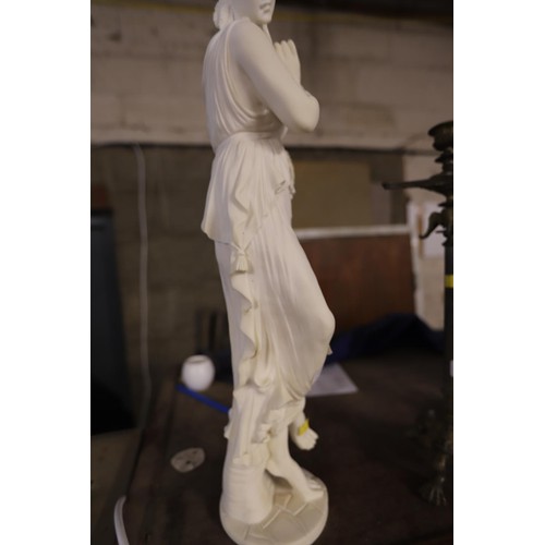 389 - Lady figurine statue