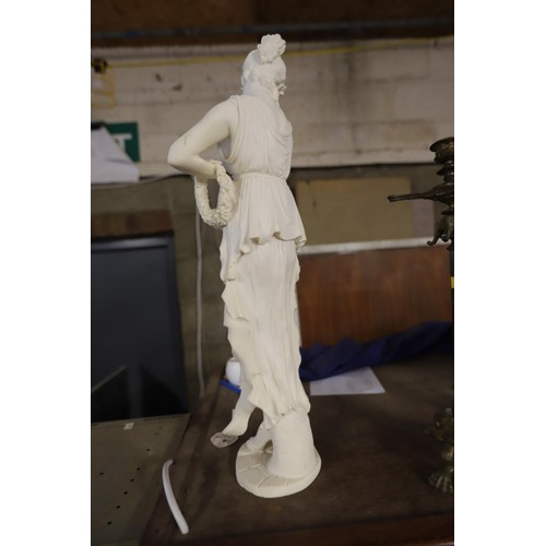 389 - Lady figurine statue