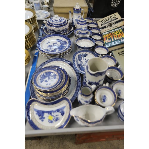 509 - 1920s Booths b/w willow pattern table ware