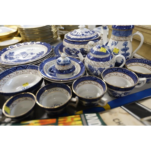 509 - 1920s Booths b/w willow pattern table ware