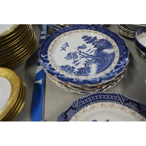 509 - 1920s Booths b/w willow pattern table ware