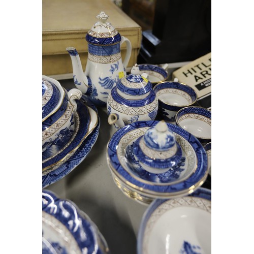 509 - 1920s Booths b/w willow pattern table ware