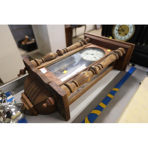 512 - Wall clock with pendulum & key (inside)