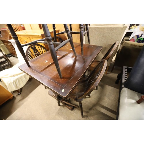 542 - Oak drawer leaf table & 6 wheel back chairs