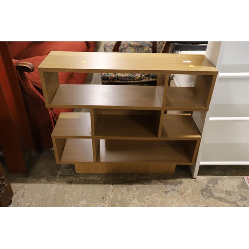 557 - Small cube style shelving